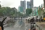 DEMO-RICUH-Kericuhan-yang-berujung-pada-pelemparan.jpg