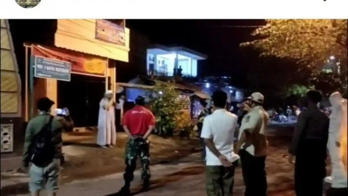 Petugas Gunakan APD Datangi Rumah Pasien Positif Virus Corona, Pasien Berkumpul Bareng Warga