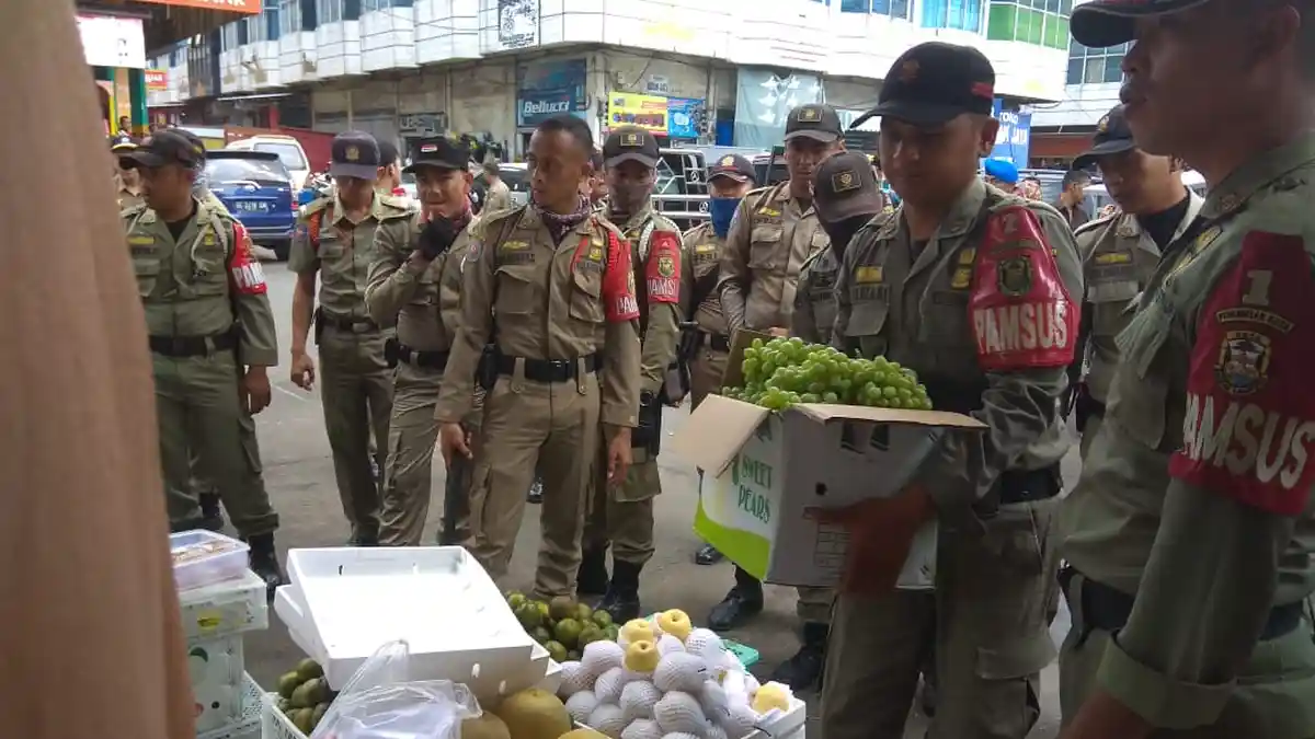 Bapol PP Turunkan 128 Pasukan Tertibkan Pasar, PKL Pasrah Mundur Satu Meter dari Bahu Jalan