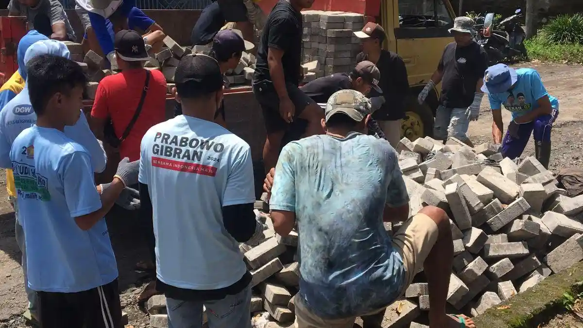 Caleg di Banyuwangi Angkut Paving yang Sudah Diberi karena Suara Rendah, Warga: Tak Ada yang Minta