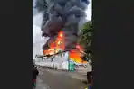 Kebakaran-hebat-melanda-diduga-sebuah-pabrik-atau-gudang-sendal-di-Kilometer-12.jpg