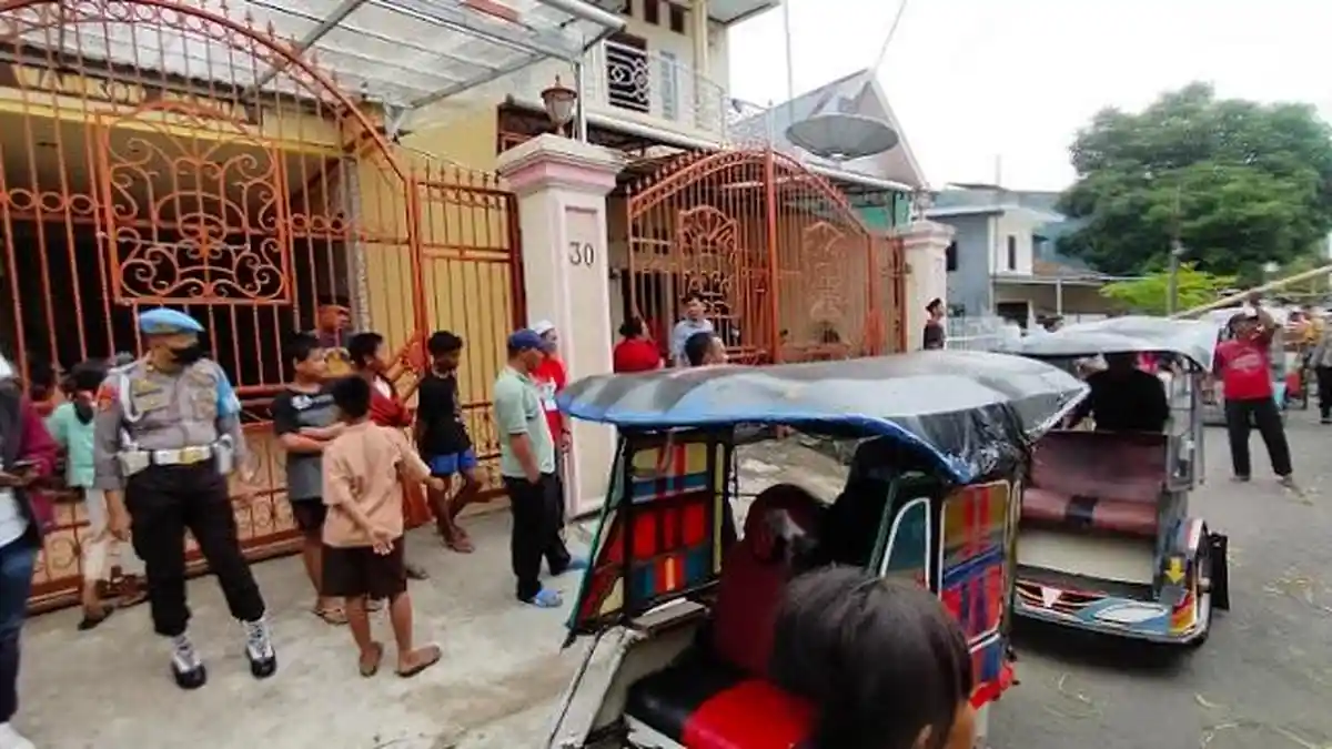 Puluhan Polisi Kawal Bagi-bagi Uang Haji Ambo Rukka di Jl Mairo Makassar