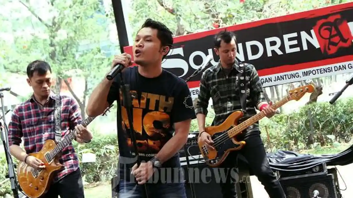 Kunci Gitar, Chord dan Lirik Lagu Andra And The Backbone - Hitamku - Main dari F#