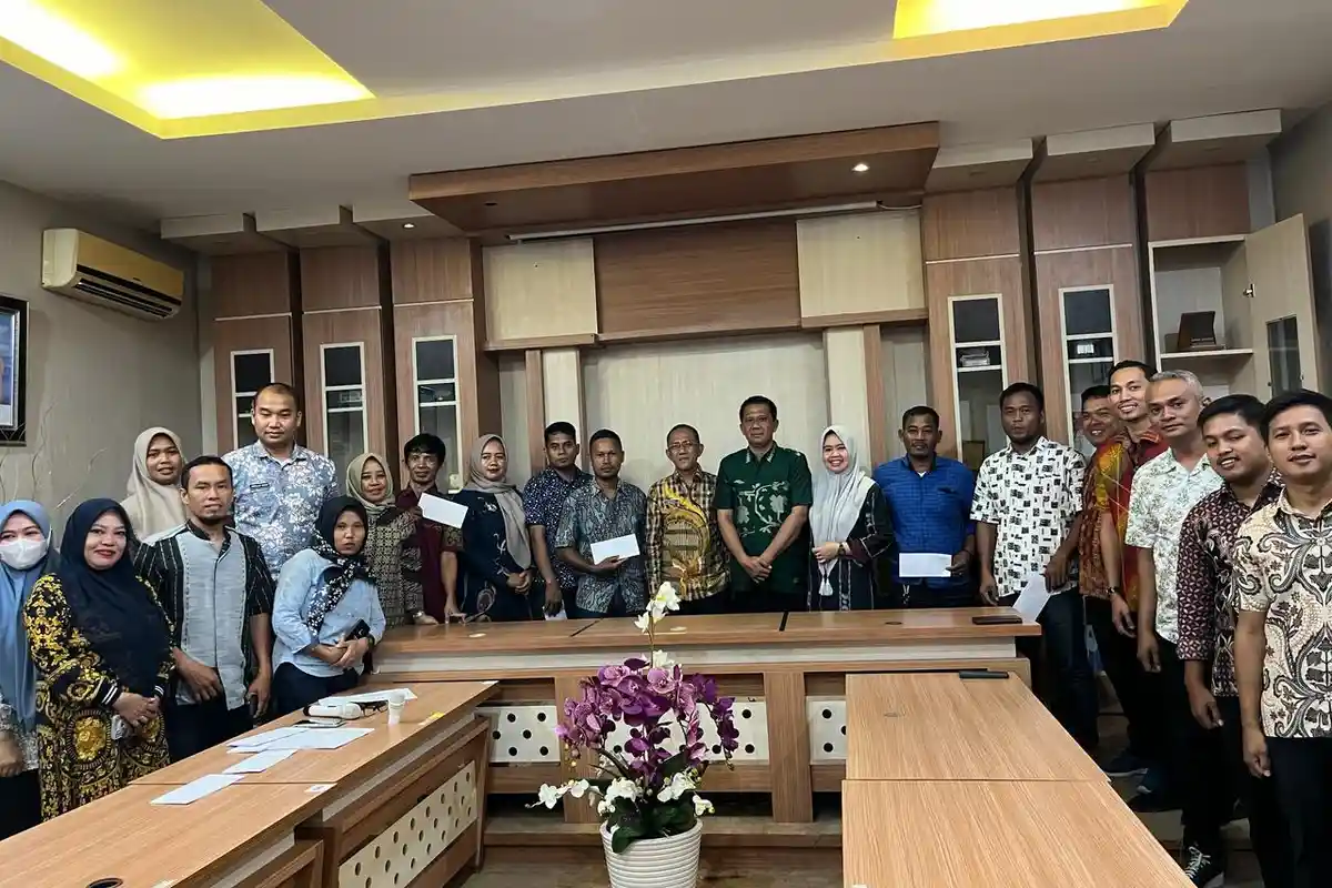 Tenaga Administrasi Tidak Tetap BKD Sulbar Diberikan THR dan Sembako