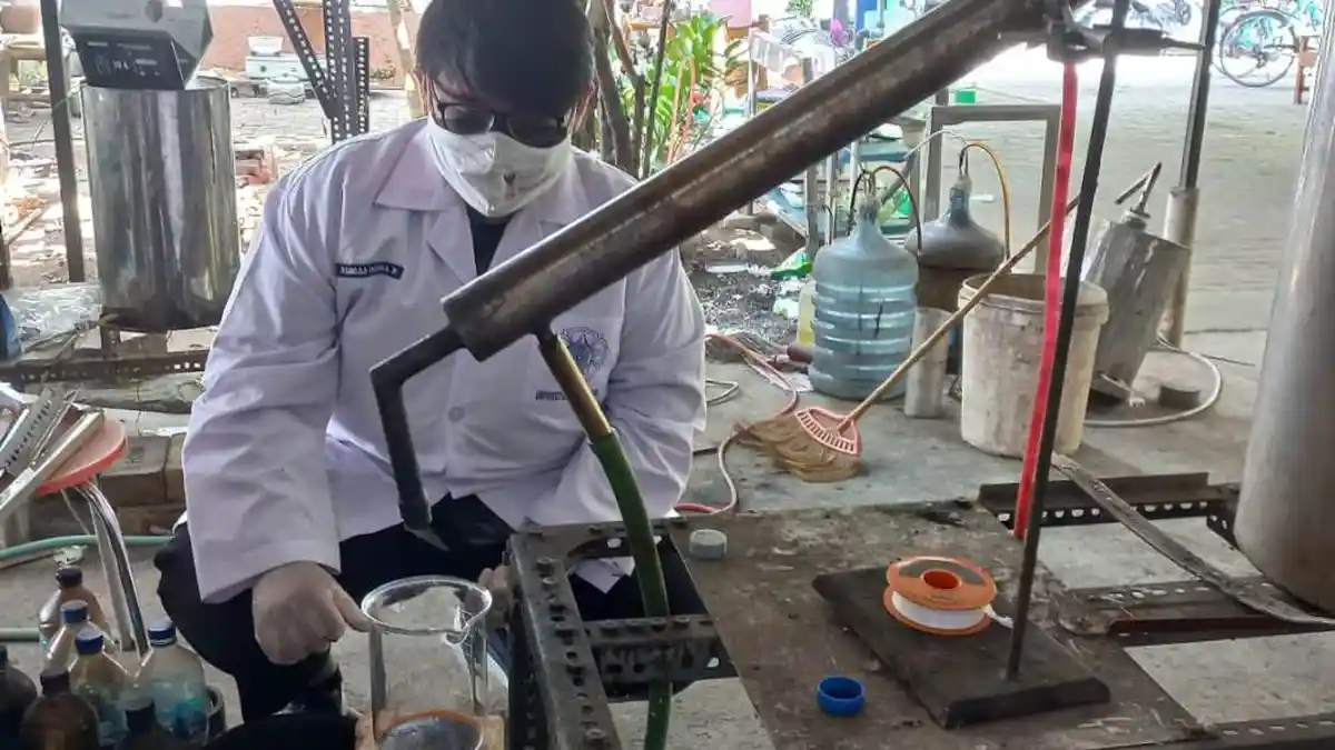Tim Mahasiswa UGM Ubah Limbah Sarung Tangan Lateks Jadi Bahan Bakar Diesel