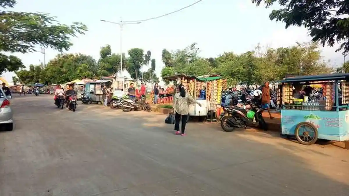 Taman Kota Waduk Pluit Dipadati PKL Liar