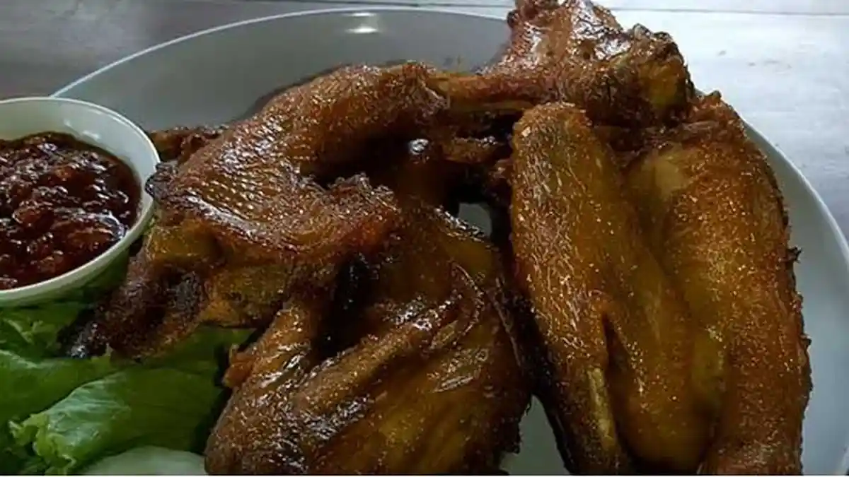 Resep Ayam Bacem Goreng, Sajikan dengan Sambal Terasi Manis Pedas