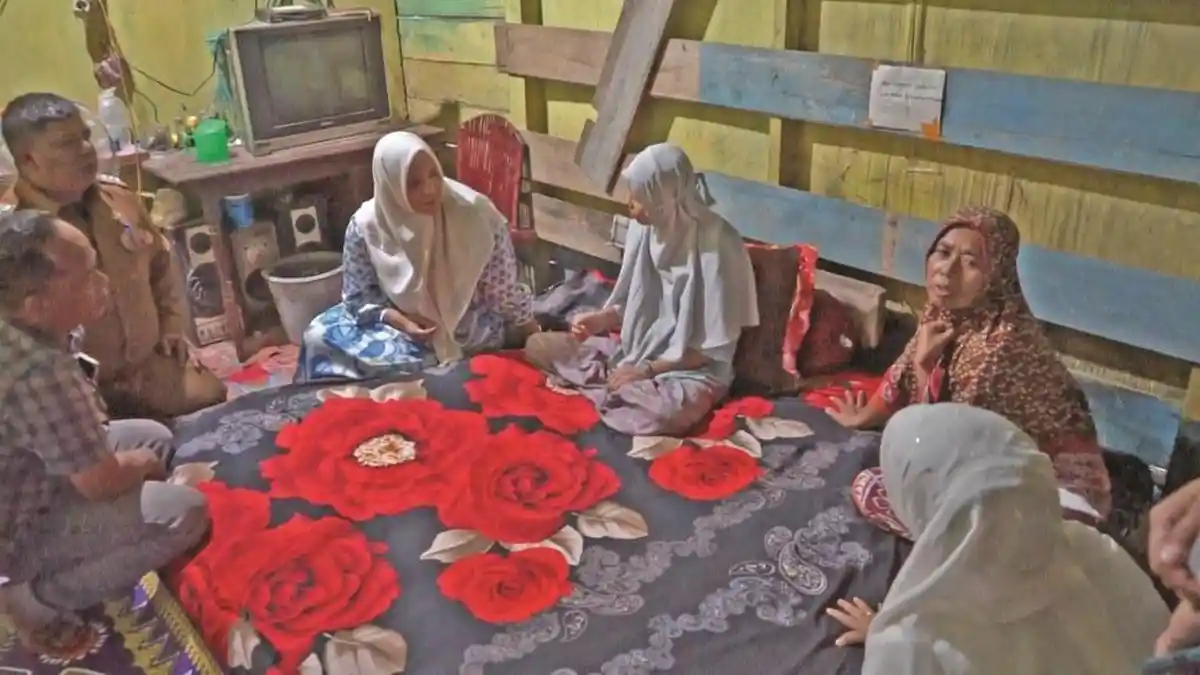 Mellani Antar Kursi Roda untuk Penderita Lumpuh di Pidie