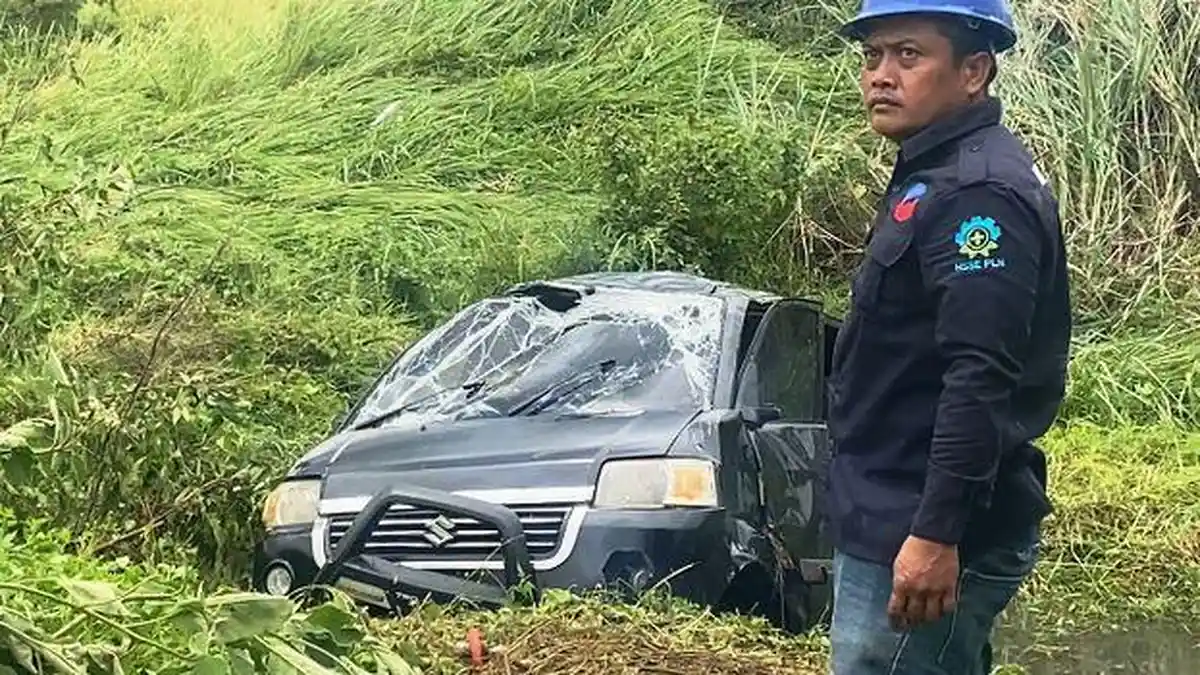 Mobil Berisi 4 Penumpang Terbang 100 Meter Diterjang Puting Beliung, Sanin Malah Bersyukur, Kok?