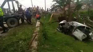 mobil-pengantar-jemaah-haji-dihantam-Kereta-Api-a.jpg