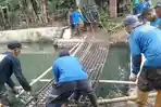 pemasangan-jaring-besi-untuk-menghalau-sampah.jpg