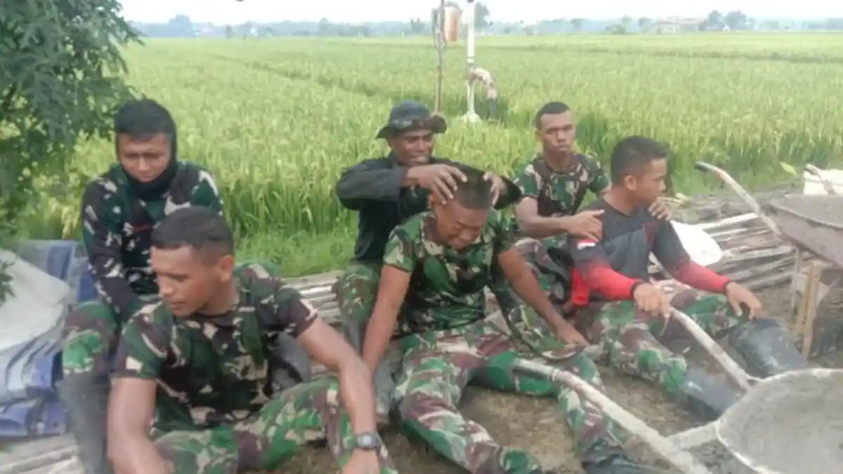 Cara Unik Satgas TMMD Sragen Obati Rasa Lelah Dengan Lakuin Ini