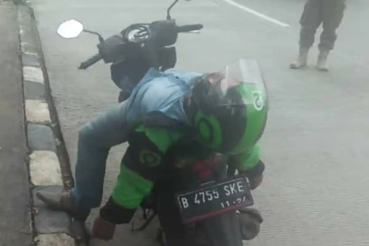 Pengendara Ojol Tergeletak di Atas Motor, Bikin Panik Petugas Hingga Panggil Ambulans Darurat