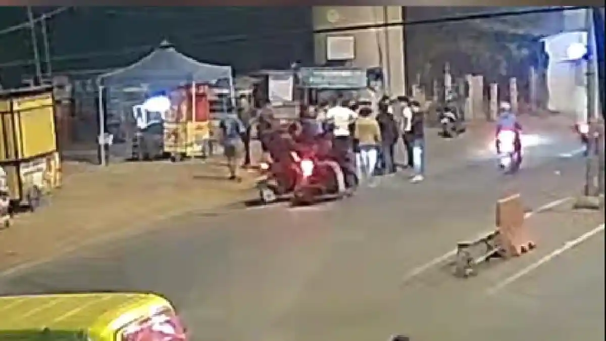 Ngeri! Puluhan Anggota Geng Motor Hajar Pedagang Pecel Lele di Tasikmalaya