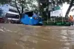 Jalan Jatinegara Barat Terendam Banjir