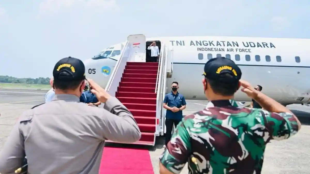 Presiden Jokowi Pakai Pesawat TNI AU ke Sulawesi Tenggara, Transit ...