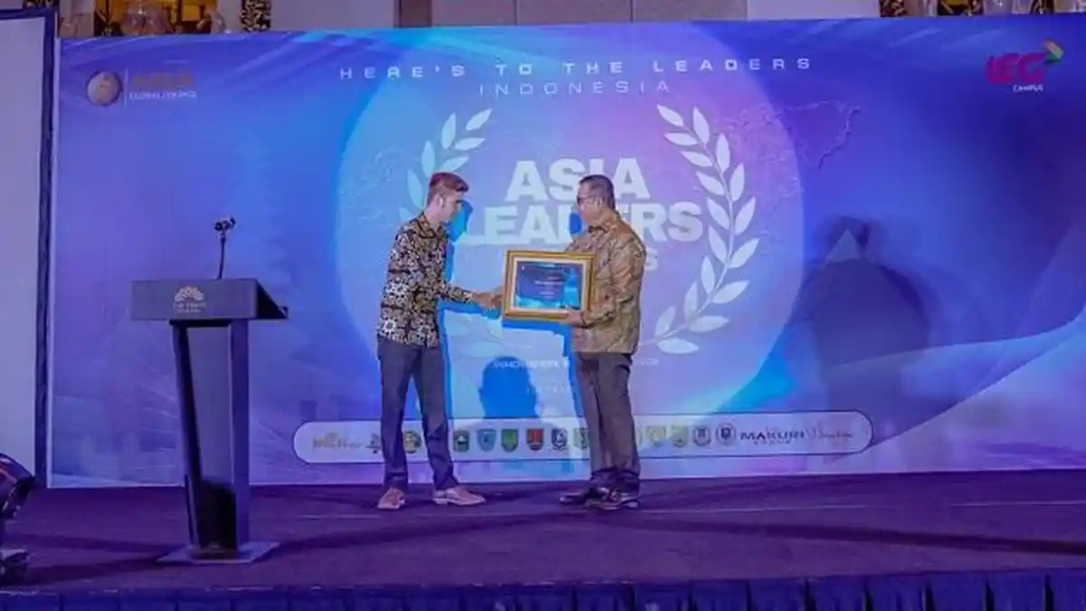 Bupati Solok Epyardi Asda Terima Anugerah Asia Leaders Award 2023 di Bali