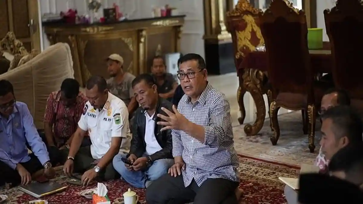 Temui Pekerja yang di-PHK, Bupati Solok Epyardi Asda akan Panggil Kembali Manajemen AQUA