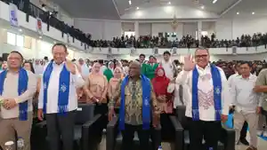 KUKER-KemenHAM-Natalius-Pigai-diapit-oleh-Gubernur-Gorontalo.jpg