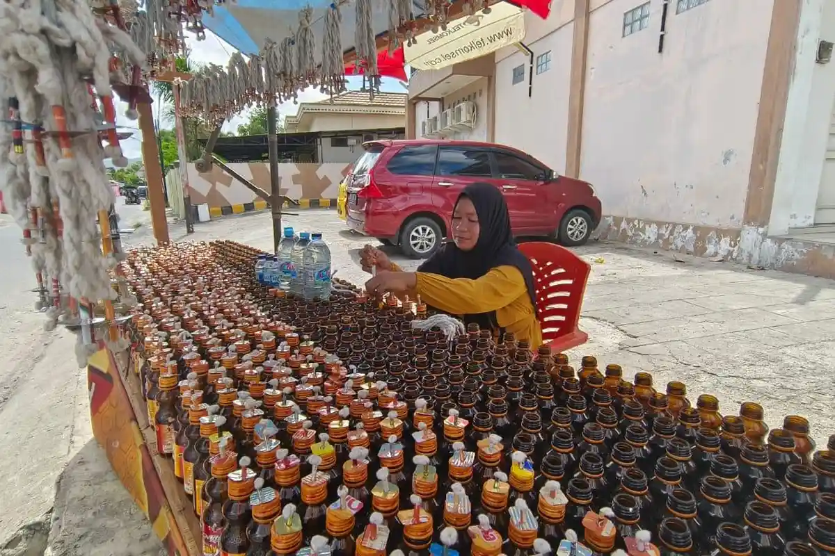 Penjual Curhat Lampu Botol Tumbilotohe Gorontalo tak Laku, Minyak Tanah Justru Laris