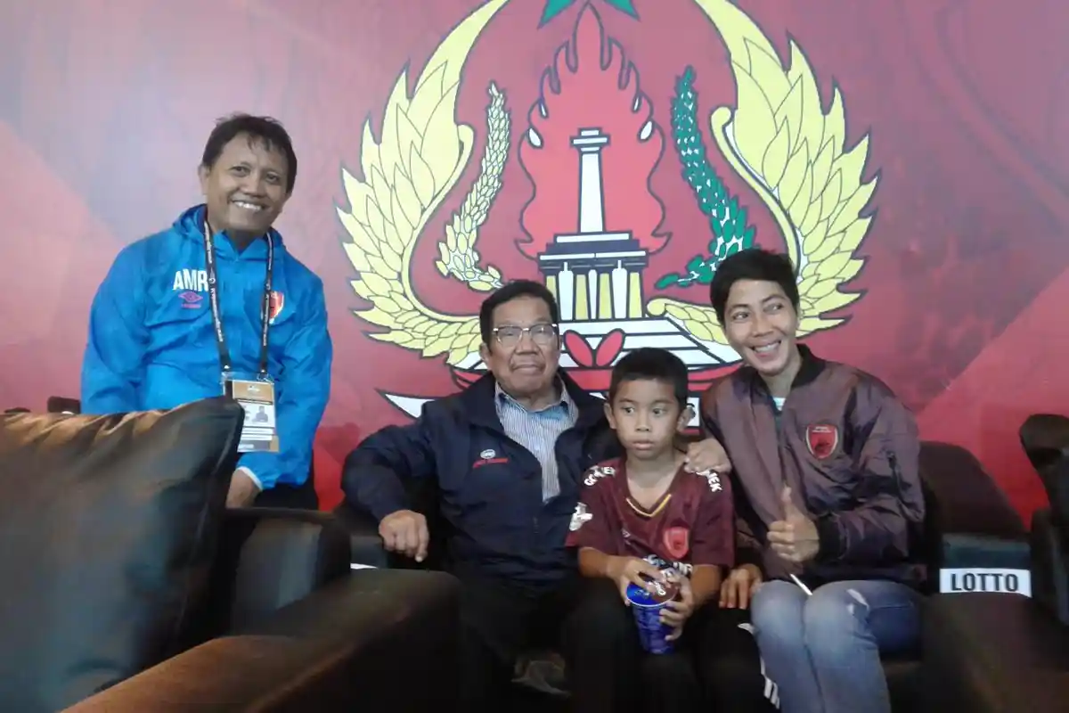 Aksa Mahmud Ajak Cucu Nonton Partai Menentukan PSM