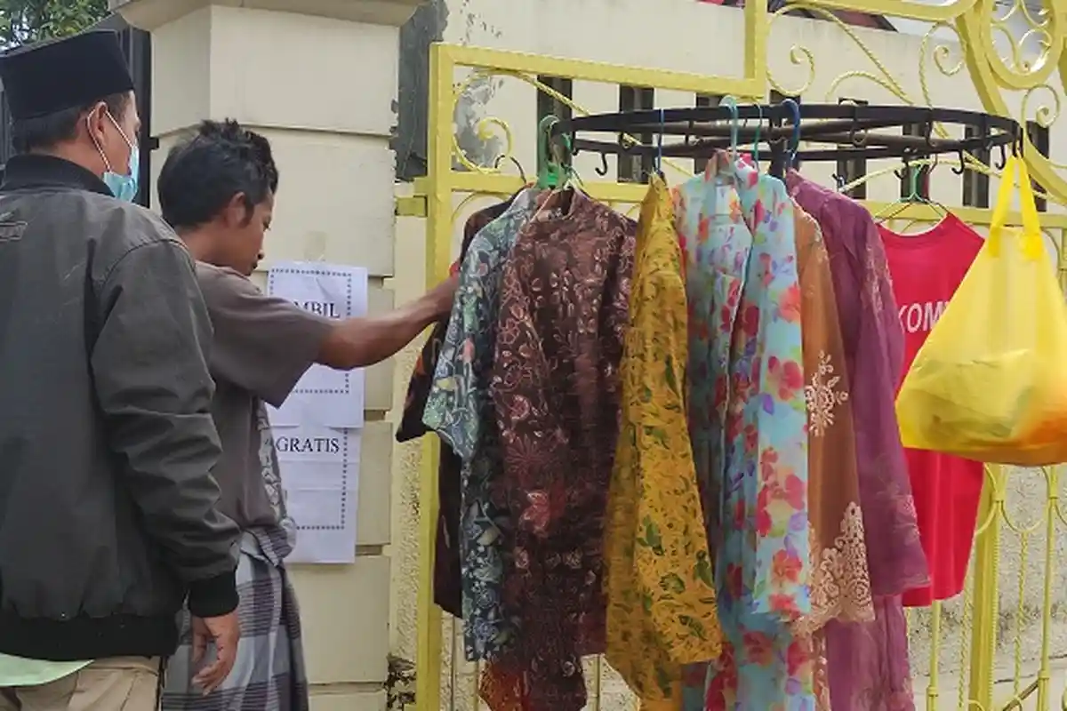 Warga Rejasari Banyumas Berdonasi: Gantung Baju di Depan Rumah dan Boleh Ambil yang Disuka, Gratis