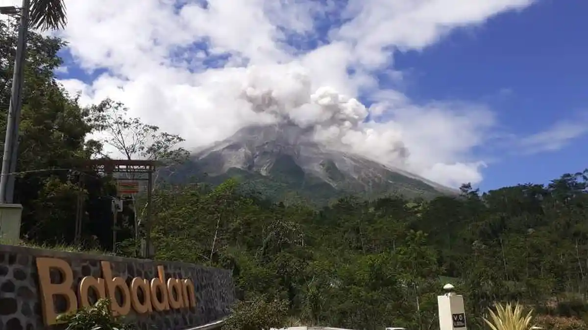 Gunung Merapi Luncurkan Awan Panas Sejauh 2 Kilometer, Hujan Abu di Cepogo Boyolali