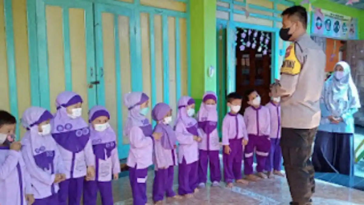 Aipda Amat Riyadi Ajak Siswa KBIT Arraihan Trirenggo Kenali Polisi Humanis Sejak Dini