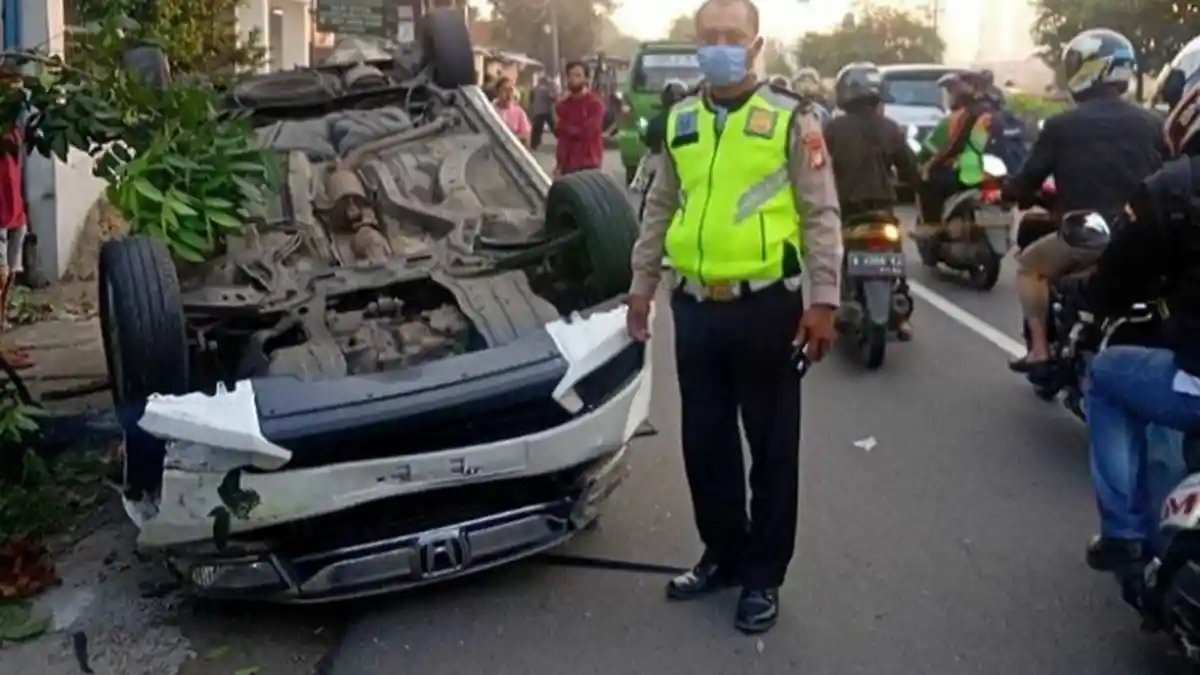 Sopir Mengantuk, Honda Jazz Terbalik di Jalan Daan Mogot