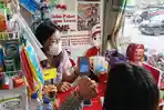 konsumen-tarik-tunai-menggunakan-mesin-EDC-BRI.jpg