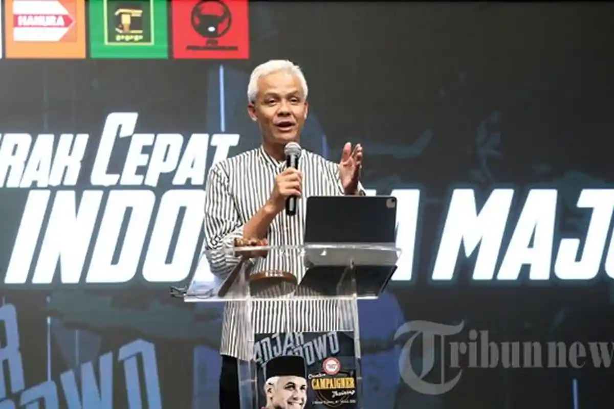 Makna Baju Garis Hitam Putih yang Dipakai Ganjar Pranowo Temui Relawan
