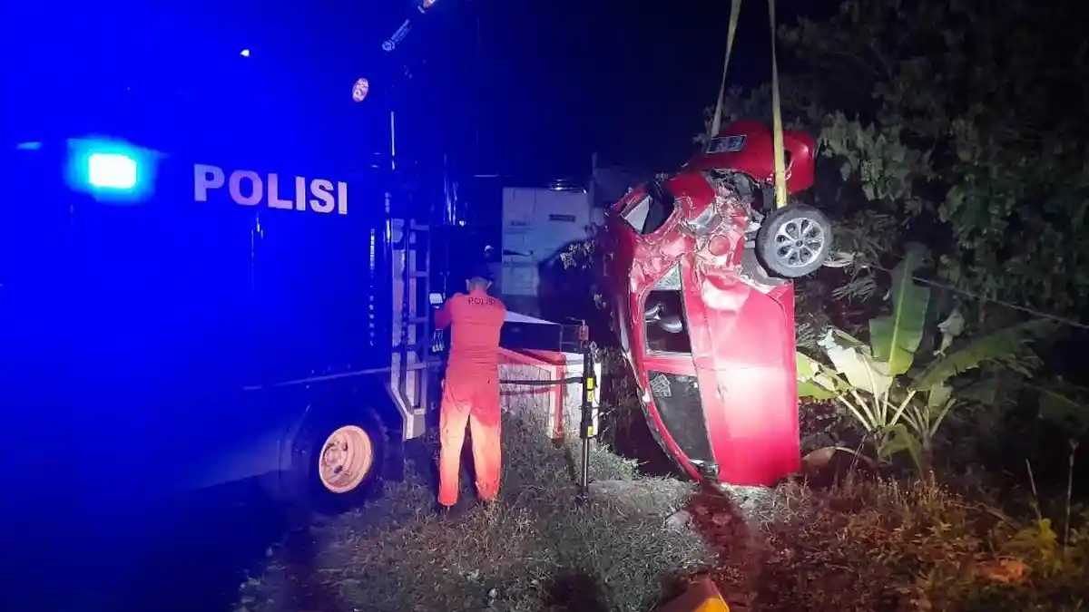 Picanto Kecelakaan Terperosok ke Sungai di Jaten Karanganyar