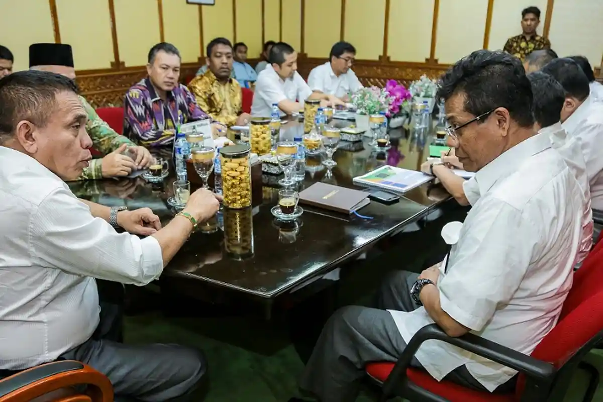 Gubernur Irwandi Yusuf Bahas Kelanjutan Jembatan Pango