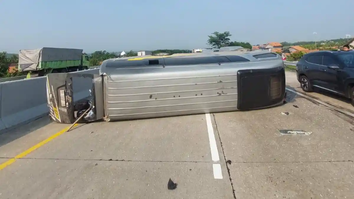 Kecelakaan Tol Kendal, Elf dan Ertiga Terguling, Satu Tewas