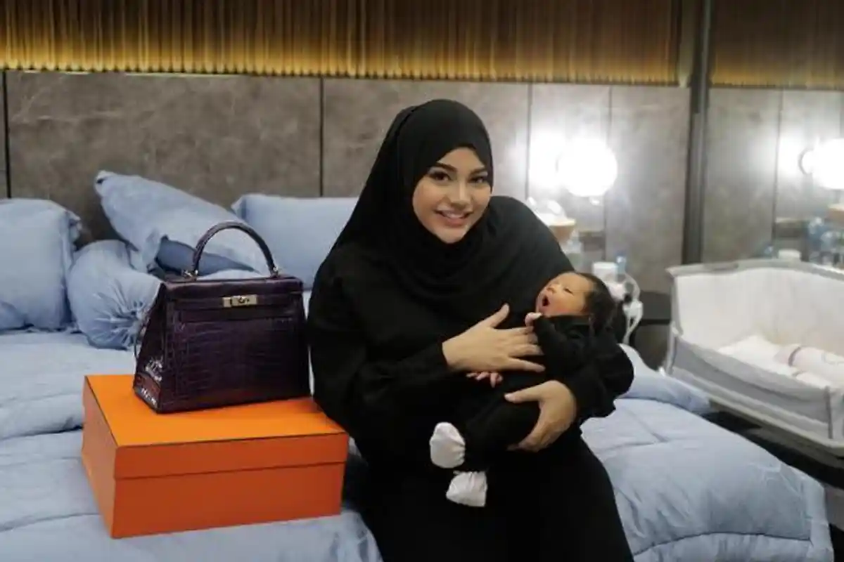Atta Beri Kado Tas Mewah Pada Aurel Biar Semangat Menyusui Bayinya