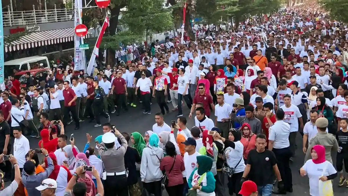 Presiden Jokowi dan Sejumlah Pejabat Jalan Sehat Sejauh 4 Km di Makassar