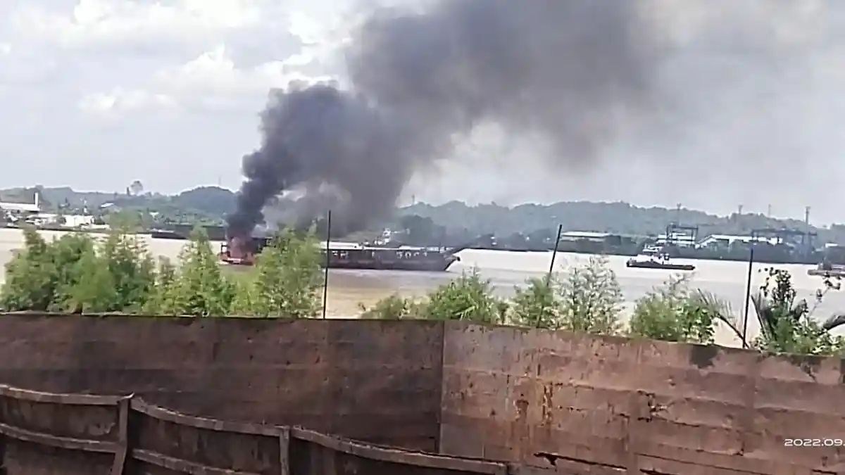 Dipenuhi Oli dan Solar, Butuh 7 Jam Padamkan Api yang Bakar KM Momentum 25001 di Samarinda