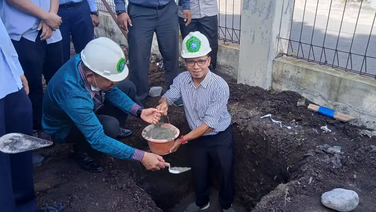 FISIP Umuslim Bireuen Bangun Taman Outdoor