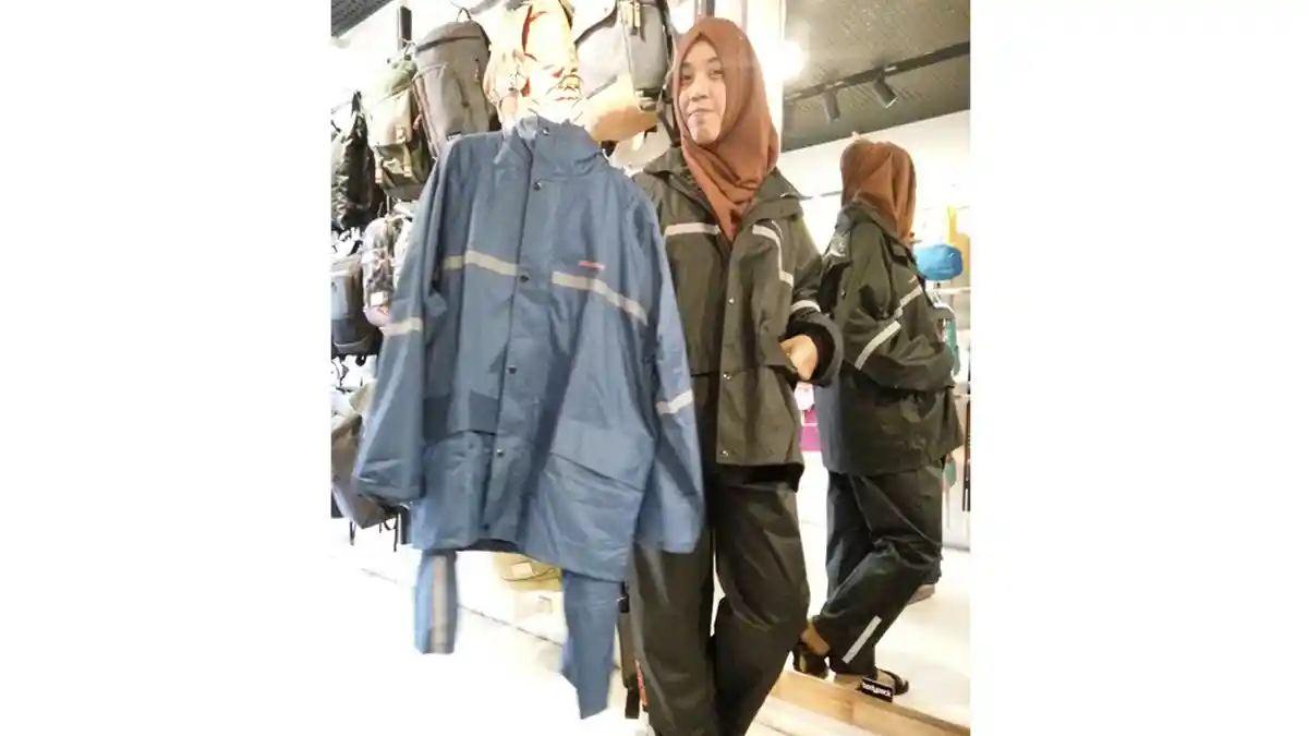 Lindungi Dari Hujan, Pilih Mana Jas Hujan Model Baju Plus Celana atau Ponco?