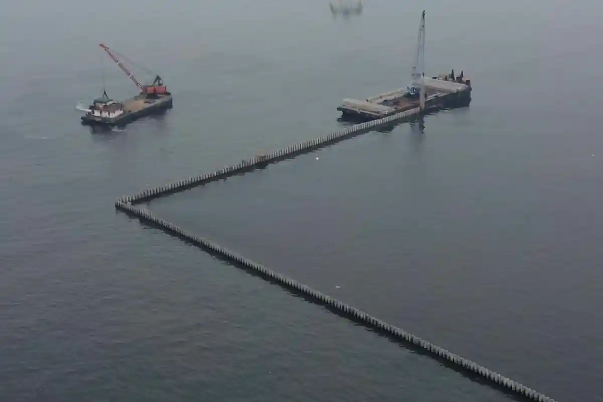 Ada Tanggul Beton Laut di Pesisisr Cilincing Jakarta Utara, Nelayan Mengeluh Jadi Susah Melaut