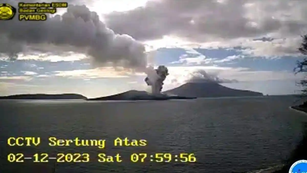 Erupsi Gunung Anak Krakatau Semburkan Abu Setinggi 700 Meter