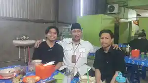 Dua-mahasiswa-Iran-asal-Polman-Kemeja-Hitam-saat-bersama.jpg