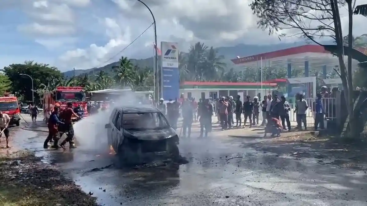 BREAKING NEWS Mobil Avanza Muat Jeriken BBM di Kolaka Utara Terbakar Depan SPBU Pitulua