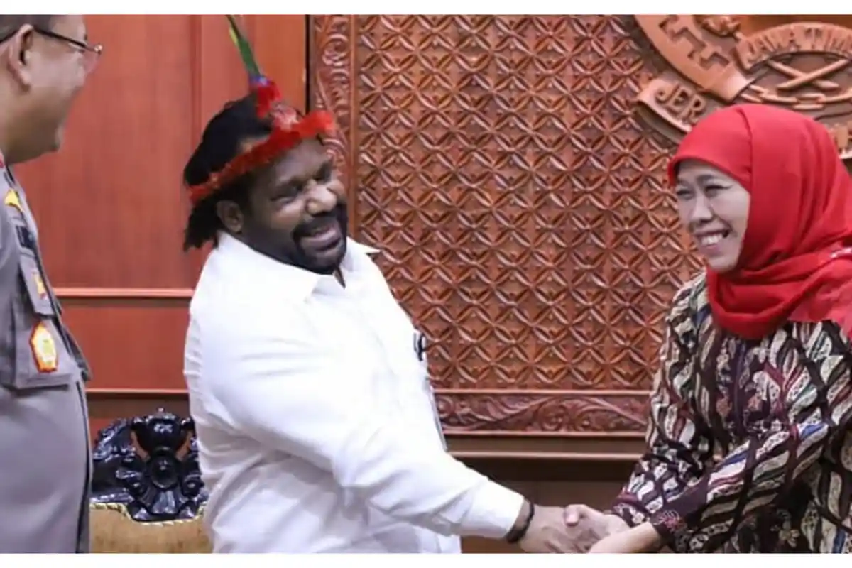 Meredam Rusuh Papua, Lenis Kogoya dan Khofifah Gelar Pertemuan, Mahasiswa Turut Bernyanyi Bersama