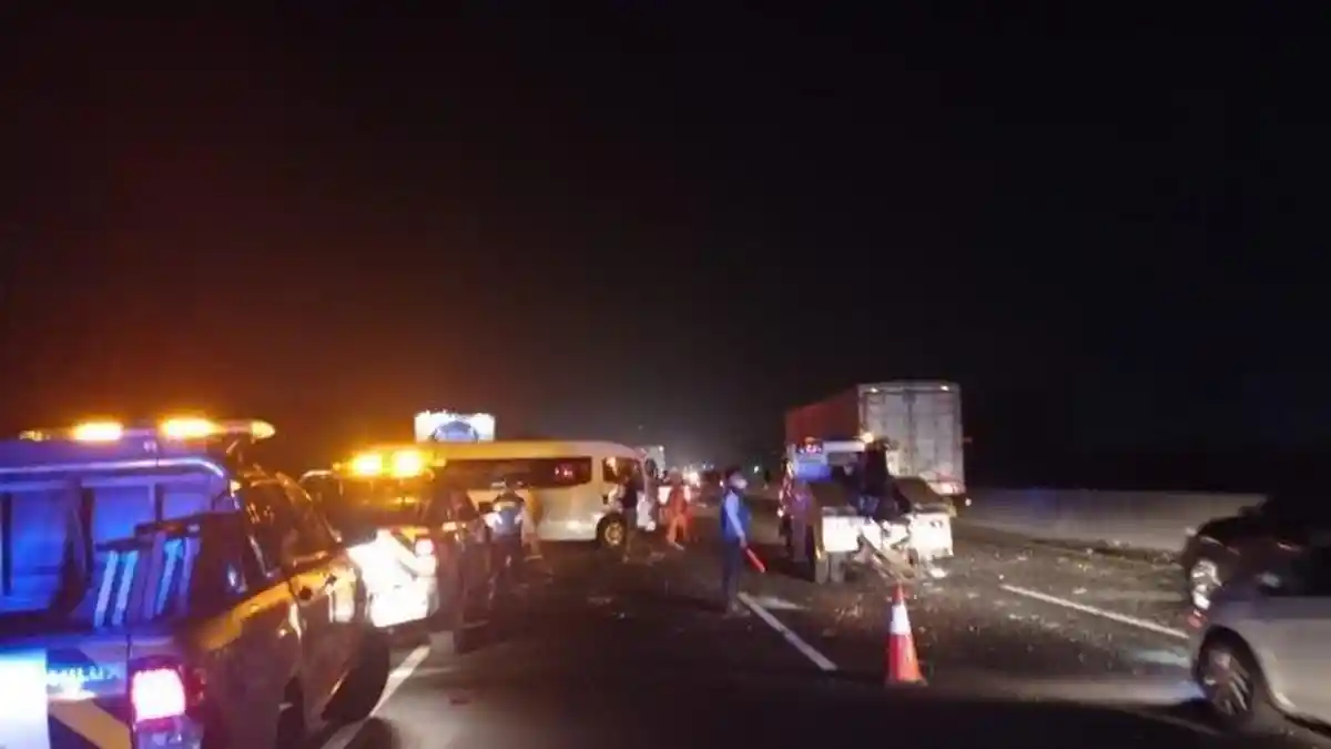8 Mobil Kecelakaan Beruntun di Tol Jakarta-Cikampek, 4 Orang Alami Luka-luka