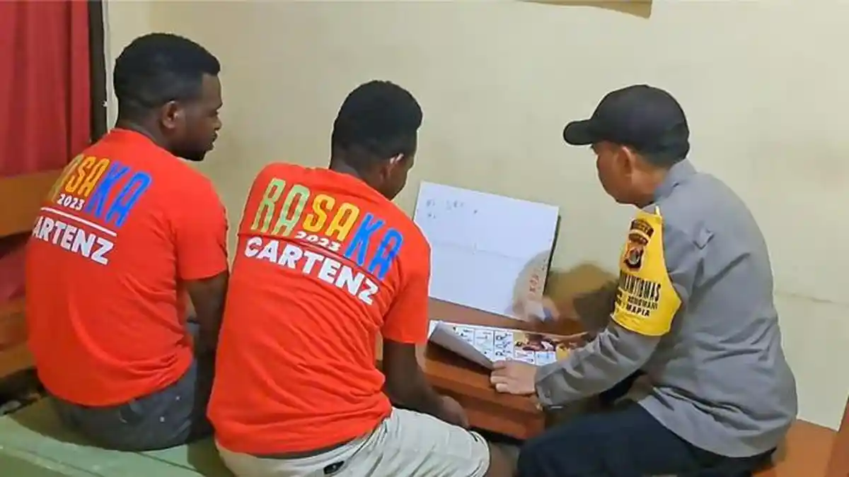 Polisi Pi Ajar: Dua Anak Putus Sekolah di Dogiyai, Minta Diajarkan Baca Tulis