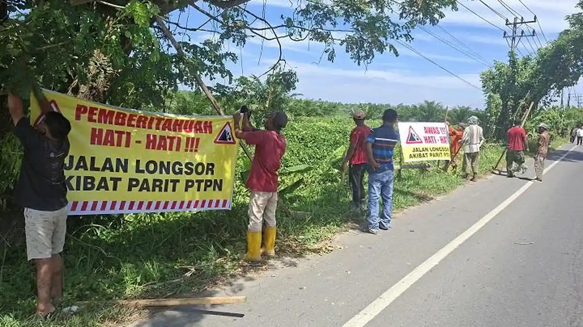 Kerap Terjadi Kecelakaan, Warga Pasang Spanduk Imbauan di Parit Isolasi PTPN IV Regional 6 