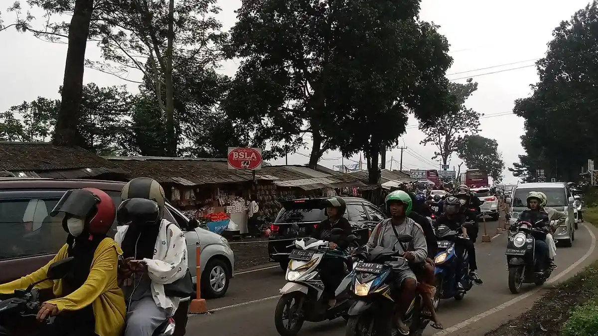 Tahun Baru, Jalur di Kawasan Wisata Ciater Subang Padat Merayap ...