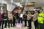 Logistik Pilgub Riau 2024 dari Kabupaten Rohul Tiba di KPU Provinsi Riau dengan Pengawalan Ketat