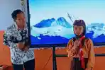 Edi-Wahyudi-saat-mengajar-di-sekolah-Sejumlah-Guru-Tidak-Tetap-GTT.jpg